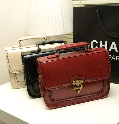 华城箱包批发 复古与实用兼具的新款女包全解析